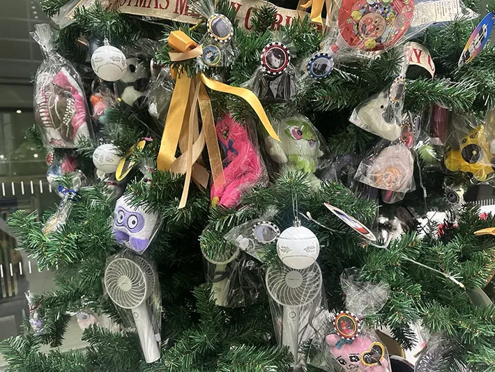 駅の遺失物で作られたクリスマスツリーの写真