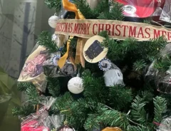 駅の遺失物で作られたクリスマスツリーの写真