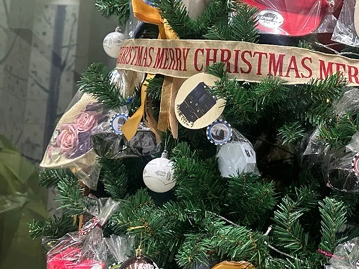 駅の遺失物で作られたクリスマスツリーの写真