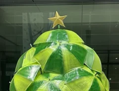 駅の遺失物が飾られたクリスマスツリーの写真