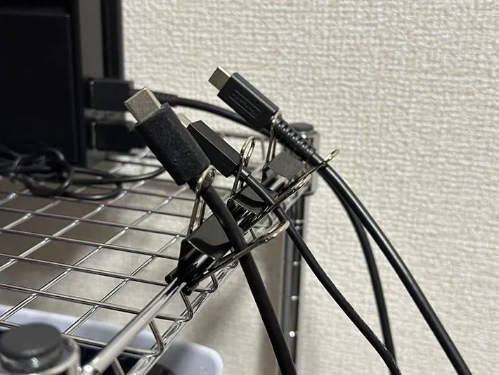 ケーブルとダブルクリップの画像（撮影：grape編集部）