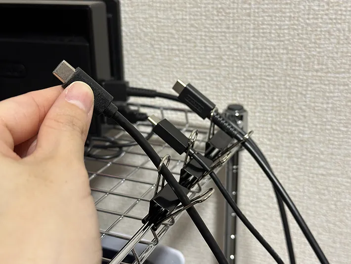 ケーブルとダブルクリップの画像（撮影：grape編集部）