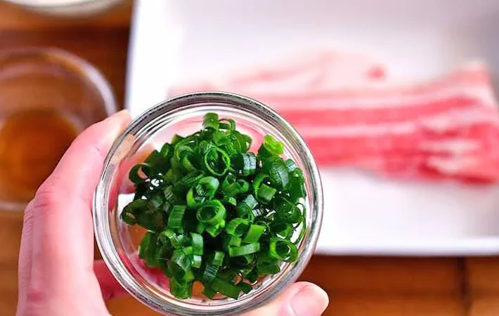 『炊き込み豚キムチご飯』を作る写真（撮影：小泉明代）