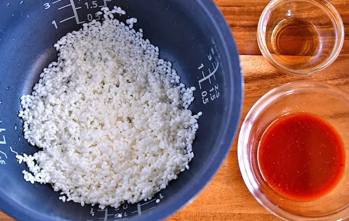 『炊き込み豚キムチご飯』を作る写真（撮影：小泉明代）