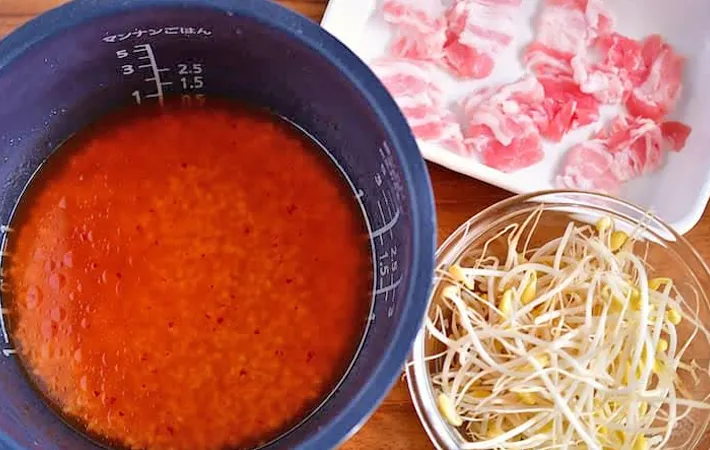 『炊き込み豚キムチご飯』を作る写真（撮影：小泉明代）