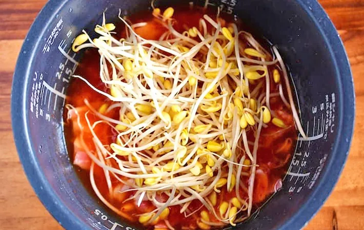 『炊き込み豚キムチご飯』を作る写真（撮影：小泉明代）