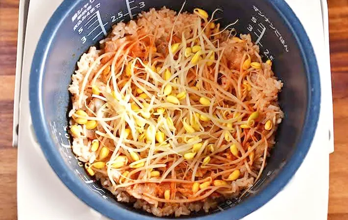 『炊き込み豚キムチご飯』を作る写真（撮影：小泉明代）