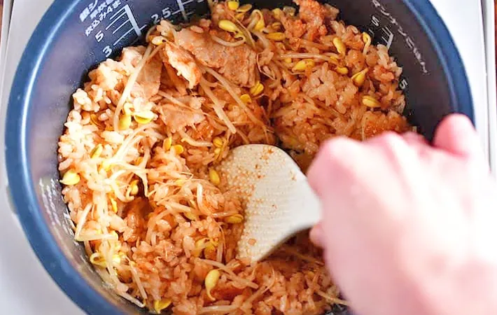 『炊き込み豚キムチご飯』を作る写真（撮影：小泉明代）