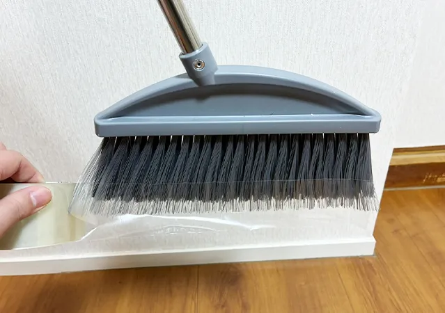ホウキの効率がいい掃き方（撮影：grape編集部）