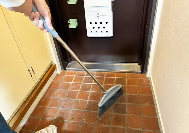 ホウキの効率がいい掃き方（撮影：grape編集部）