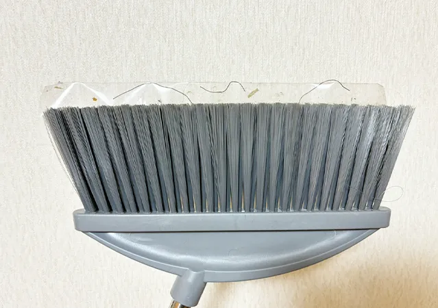 ホウキの効率がいい掃き方（撮影：grape編集部）