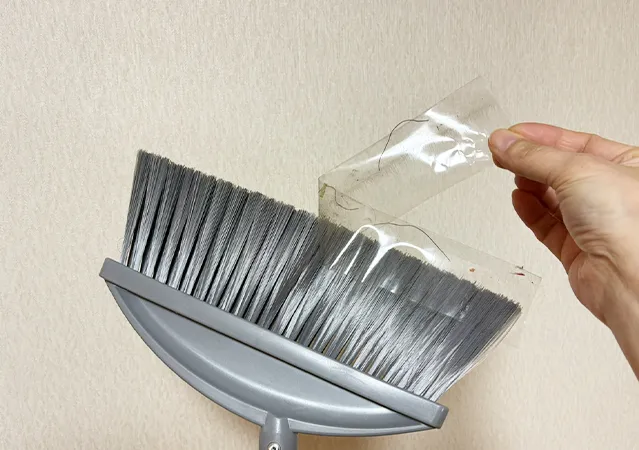 ホウキの効率がいい掃き方（撮影：grape編集部）