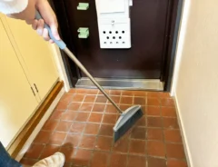 ホウキの写真（撮影：grapeライフハック編集部）