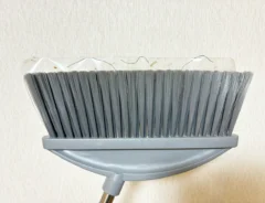 ホウキの効率がいい掃き方(撮影:grape編集部)