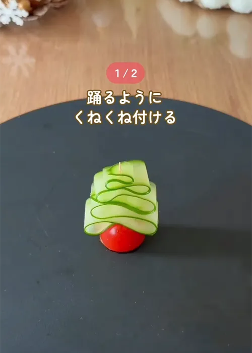 くしにさしたミニトマトとキュウリの写真