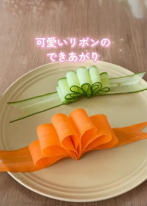 ニンジンとキュウリのリボンサラダの写真