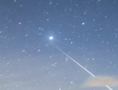 流れ落ちるふたご座流星群の写真