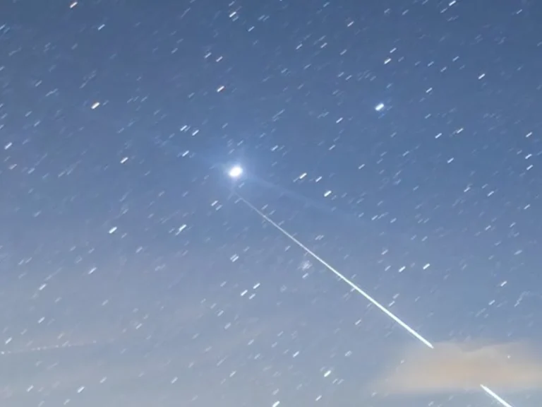 流れ落ちるふたご座流星群の写真