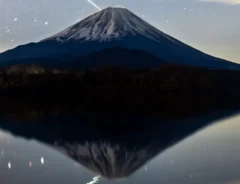 ふたご座流星群が突き刺さるような富士山の写真