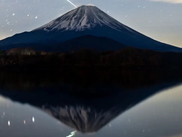 ふたご座流星群が突き刺さるような富士山の写真