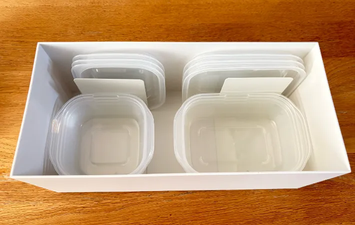 『ブックエンドを入れたタッパー』の写真（撮影：Classy Life）