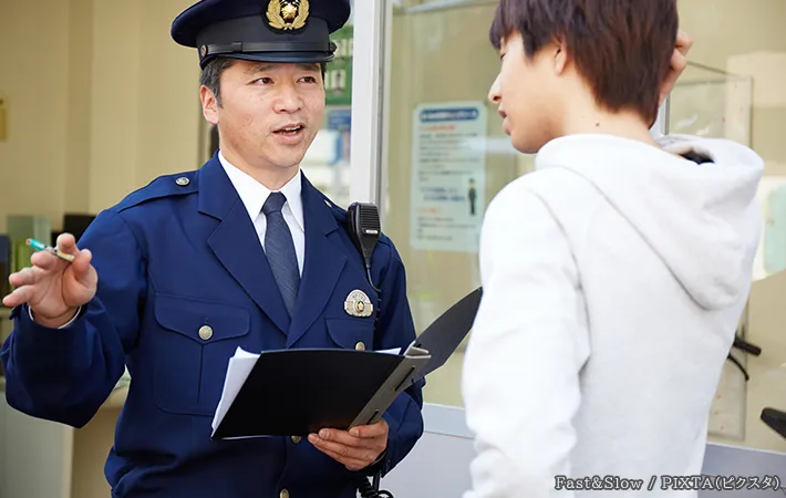 警察官と男性の写真