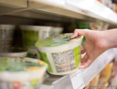 カップ麺を買う様子