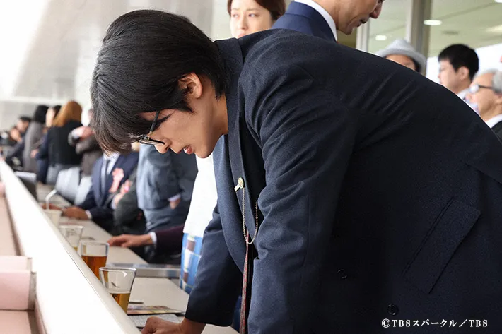 『ザ・ロイヤルファミリー』に出演する目黒蓮さんが写る場面写真