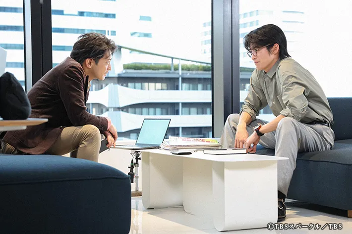 『ザ・ロイヤルファミリー』に出演する津田健次郎さんと目黒蓮さんが写る場面写真