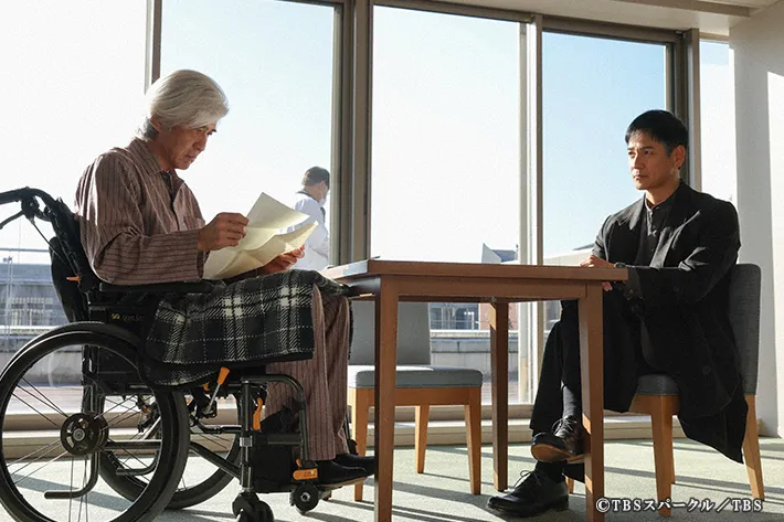 『ザ・ロイヤルファミリー』に出演する沢村一樹さんと佐藤浩市さんが写る場面写真