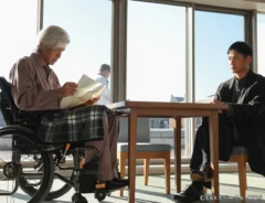 『ザ・ロイヤルファミリー』に出演する沢村一樹さんと佐藤浩市さんが写る場面写真