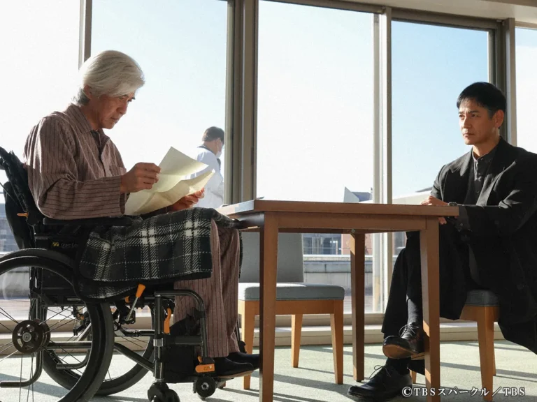 『ザ・ロイヤルファミリー』に出演する沢村一樹さんと佐藤浩市さんが写る場面写真