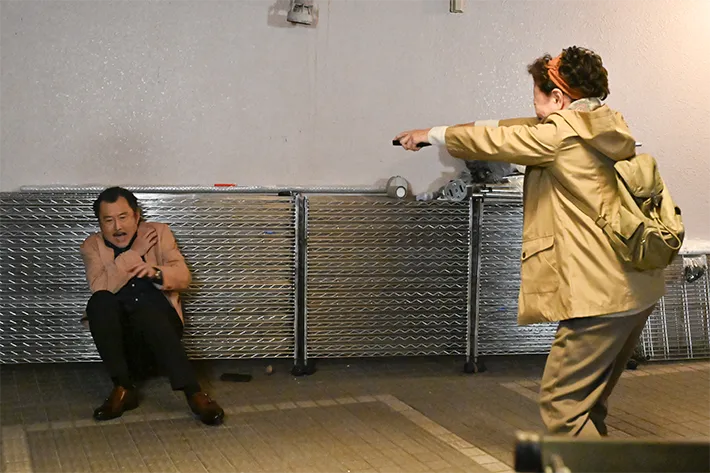 『ちょっとだけエスパー』に出演する吉田鋼太郎さんと高畑淳子さんが写る場面写真