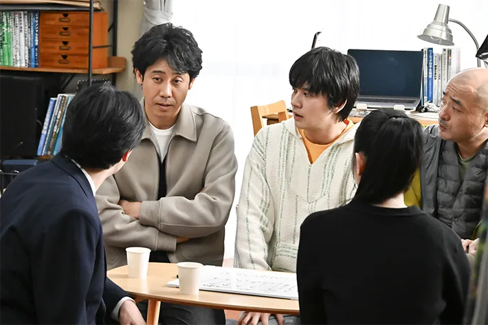 『ちょっとだけエスパー』に出演する大泉洋さんと北村匠海さんが写る場面写真