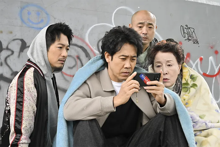 『ちょっとだけエスパー』に出演する大泉洋さんとディーン・フジオカさんなど4人が写る場面写真