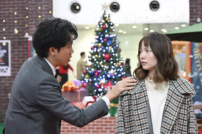 『ちょっとだけエスパー』に出演する大泉洋さんと宮﨑あおいさんが写る場面写真