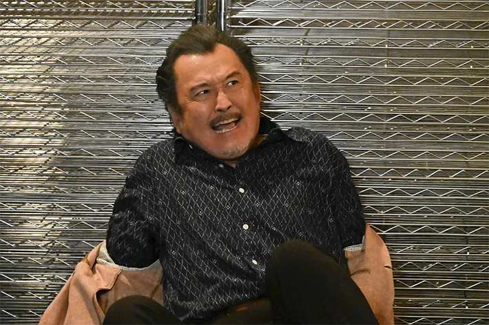 『ちょっとだけエスパー』に出演する吉田鋼太郎さんが写る場面写真