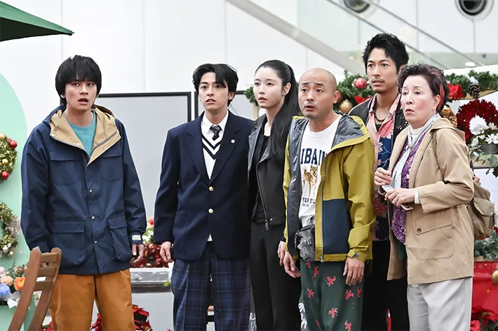 『ちょっとだけエスパー』に出演する北村匠海さんと高畑淳子さんが写る場面写真