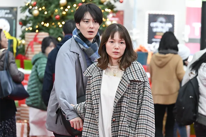 『ちょっとだけエスパー』に出演する宮﨑あおいさんと岡田将生さんが写る場面写真