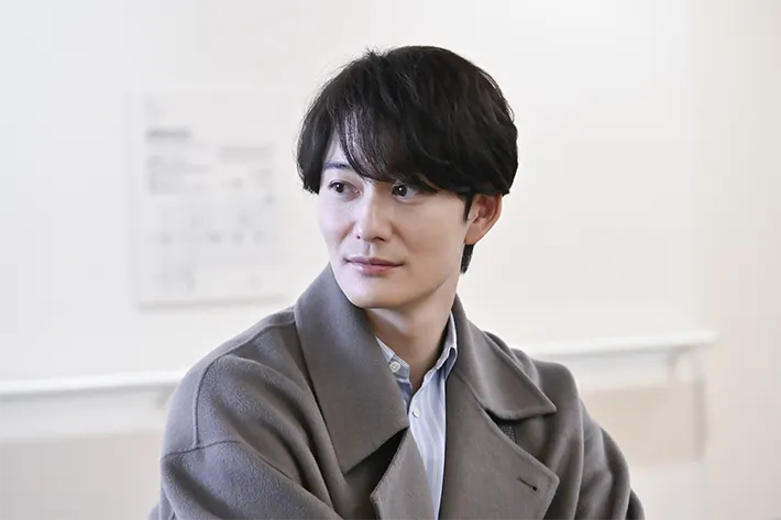 『ちょっとだけエスパー』に出演する岡田将生さんが写る場面写真