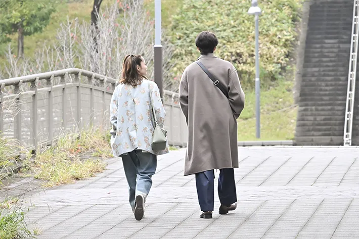 『ちょっとだけエスパー』に出演する宮﨑あおいさんと岡田将生さんが写る場面写真