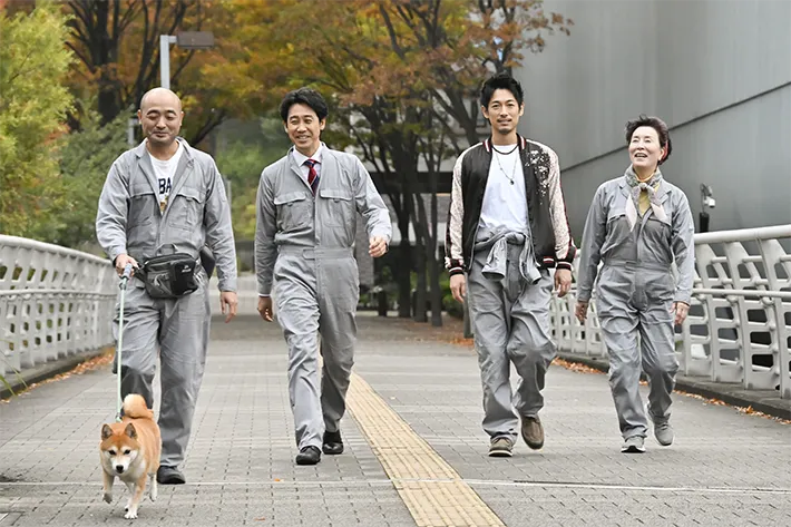 『ちょっとだけエスパー』に出演する大泉洋さんとディーン・フジオカさんなど4人が写る場面写真