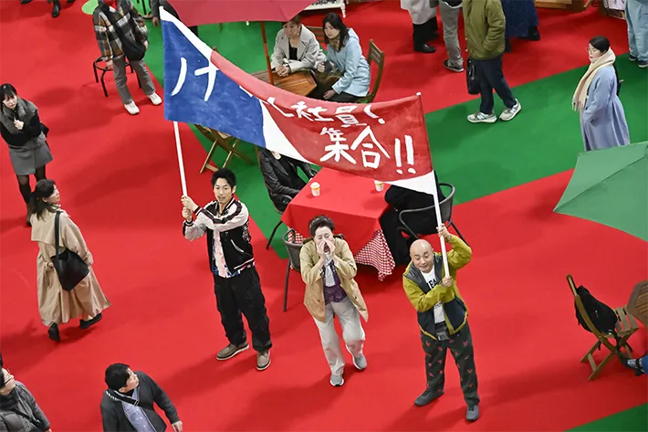 『ちょっとだけエスパー』に出演する高畑淳子さんとディーン・フジオカさんと宇野祥平さんが写る場面写真