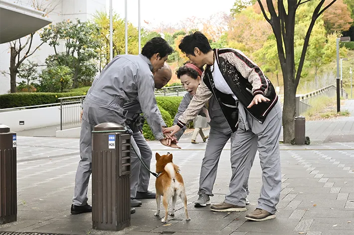 『ちょっとだけエスパー』に出演する大泉洋さんとディーン・フジオカさんなど4人が写る場面写真
