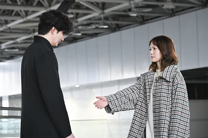 『ちょっとだけエスパー』に出演する宮﨑あおいさんと岡田将生さんが写る場面写真