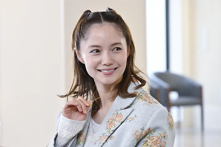 『ちょっとだけエスパー』に出演する宮﨑あおいさんが写る場面写真