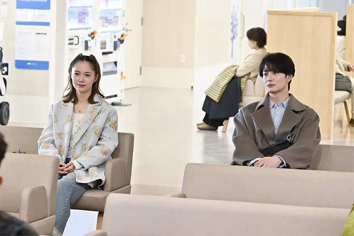 『ちょっとだけエスパー』に出演する宮﨑あおいさんと岡田将生さんが写る場面写真