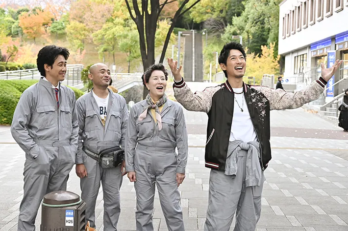 『ちょっとだけエスパー』に出演する大泉洋さんとディーン・フジオカさんなど4人が写る場面写真