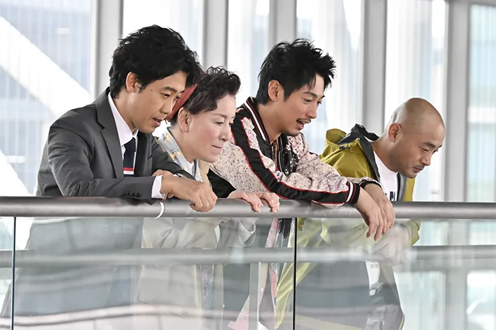 『ちょっとだけエスパー』に出演する大泉洋さんとディーン・フジオカさんなど4人が写る場面写真