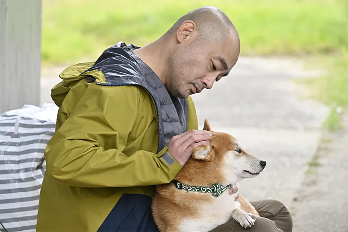 『ちょっとだけエスパー』に出演する宇野祥平さんが写る場面写真